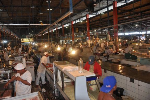 O movimentado mercado de peixes em Manaus - AM